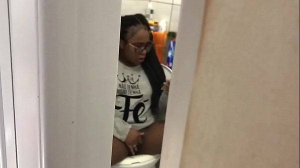 Fui flagrada na siririca no banheiro e levei duas gozadas seguidas na cara. {veja no RED}