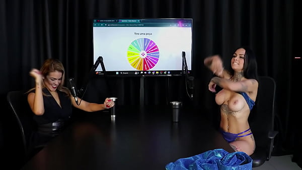 Safada demonstrated her blowjob, takes off her clothes and shows her huge breasts after saying that she had services with celebrities - Evelyn Buarque (SHEER/RED)